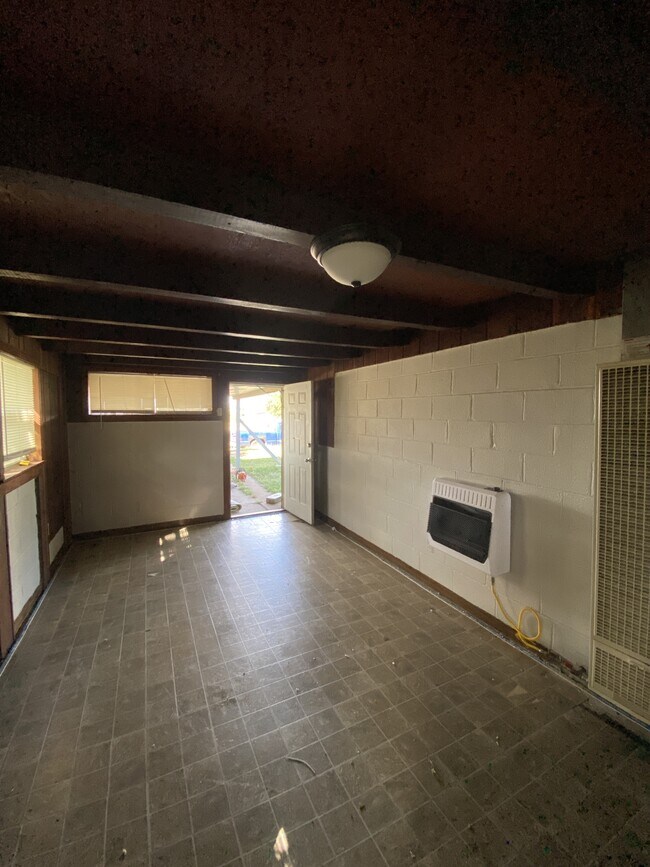 Building Photo - 619 W Poplar St