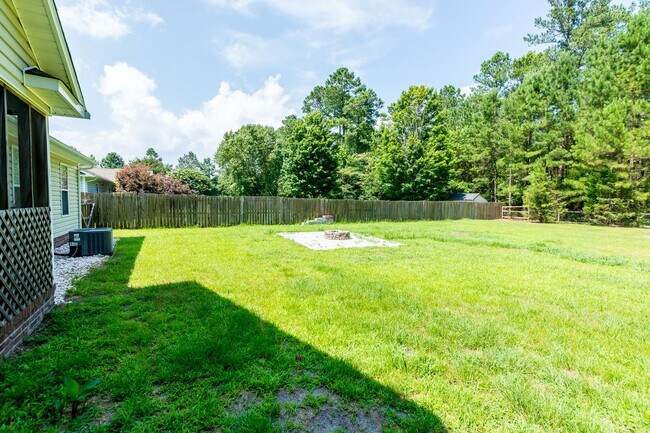 Building Photo - Great home in Hubert