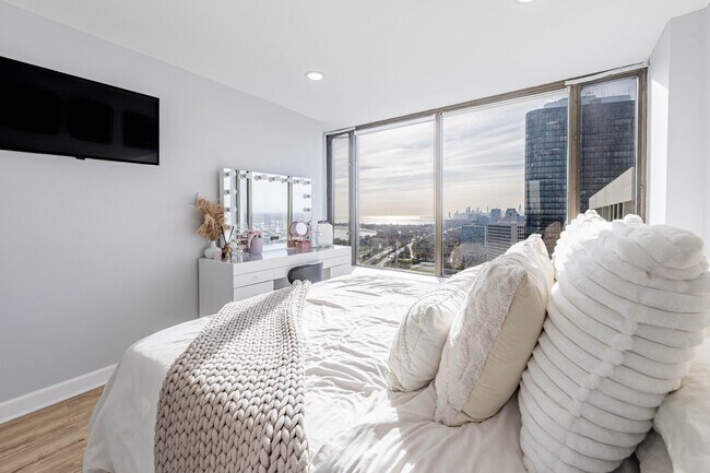 Building Photo - 5455 N Sheridan Rd