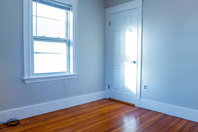 Building Photo - 204 Maple St
