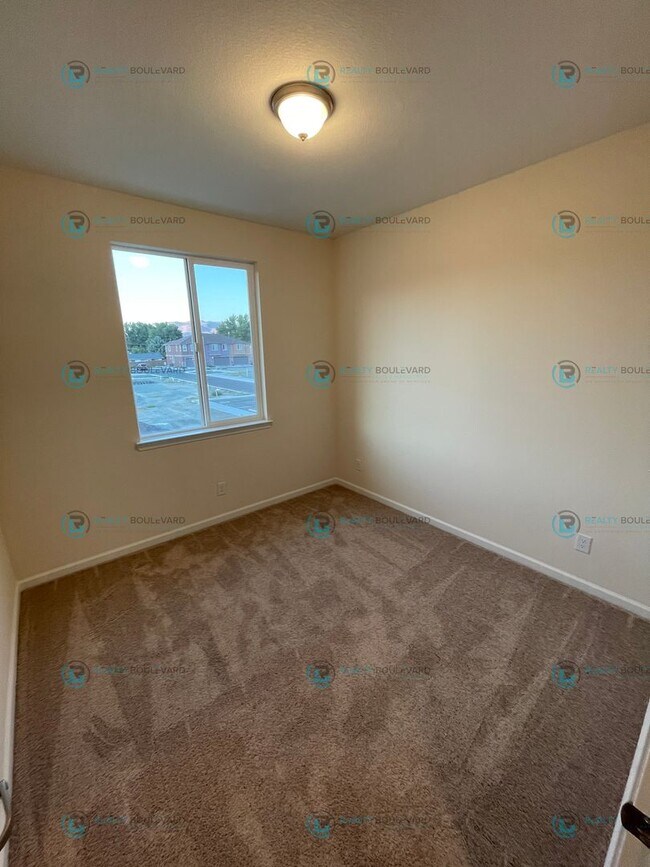 Building Photo - 3-Bedroom 2.5 Bathroom 2 car garage Condo in Carson City