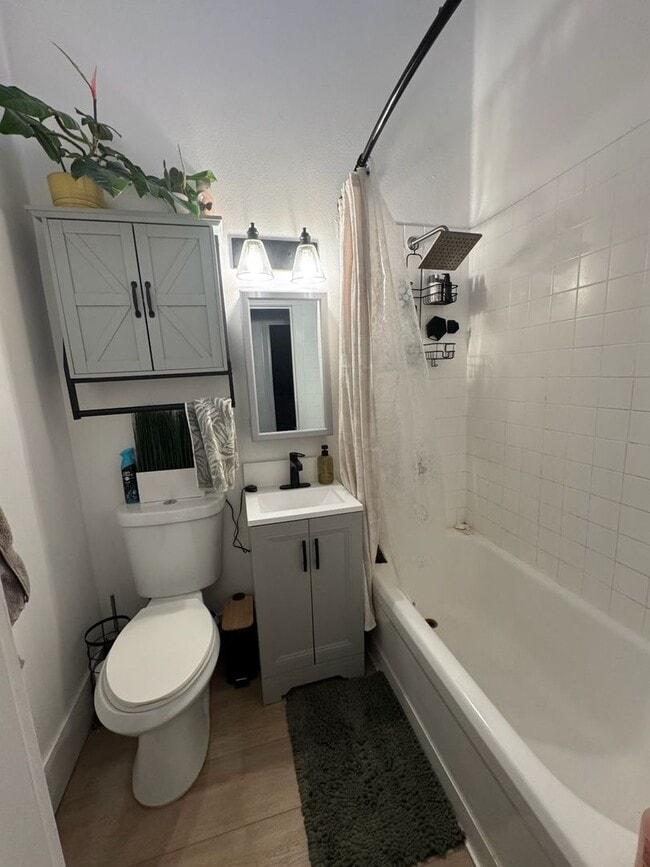 Building Photo - Mission Blvd- Beach Living- 1 bed 1 bath!