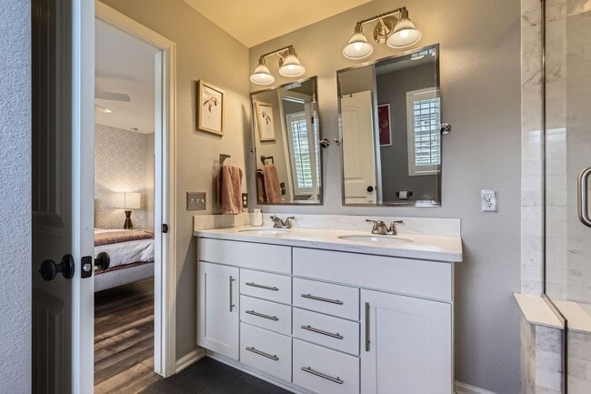 Building Photo - Charming 3 Bedroom