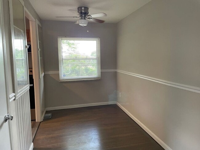Building Photo - Amazing 3 bedroom 2 bathroom house availab...