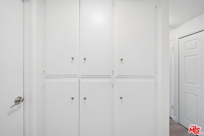 Building Photo - 333 S Elm Dr