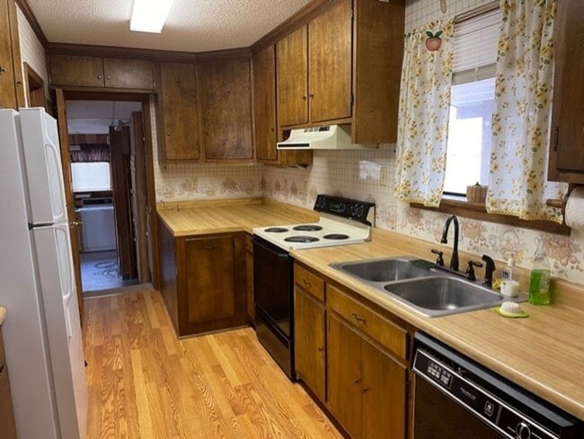 Building Photo - Lakeview Ranch Located in a Quiet Neighborhood