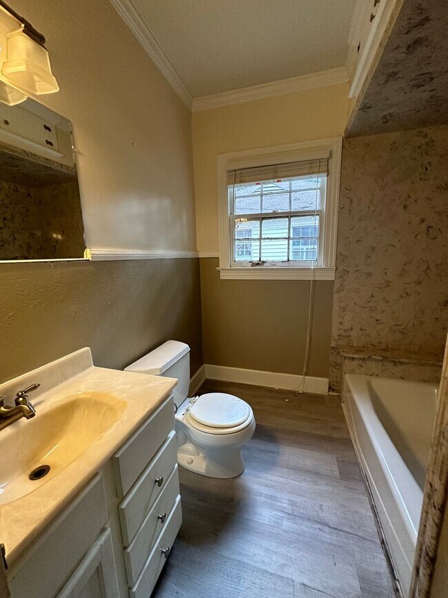 Building Photo - Broadmoor 3 Bedroom