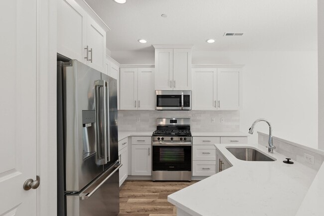 Building Photo - Pleasant Valley Villages 3 Bedroom Townhome with Community Center