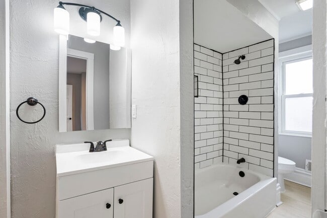 Building Photo - Renovated 3 Bed, 1 Bath Home in Hazelwood - Central AC, Convenient Location - Available Now!