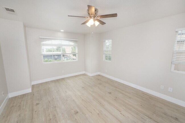 Building Photo - 511 Stork St