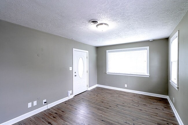 Building Photo - Newly Renovated 2 Bedroom Ranch