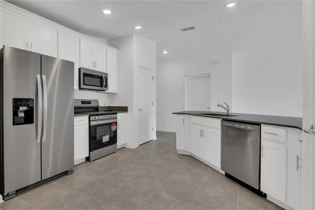 Building Photo - 2671 Armstrong Ave