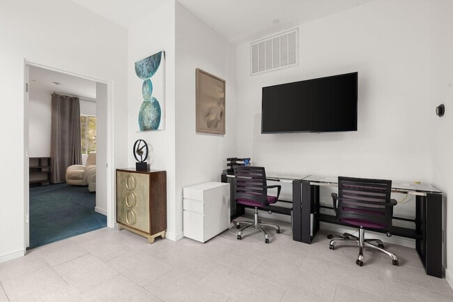 Building Photo - 1201 Surrey Ln