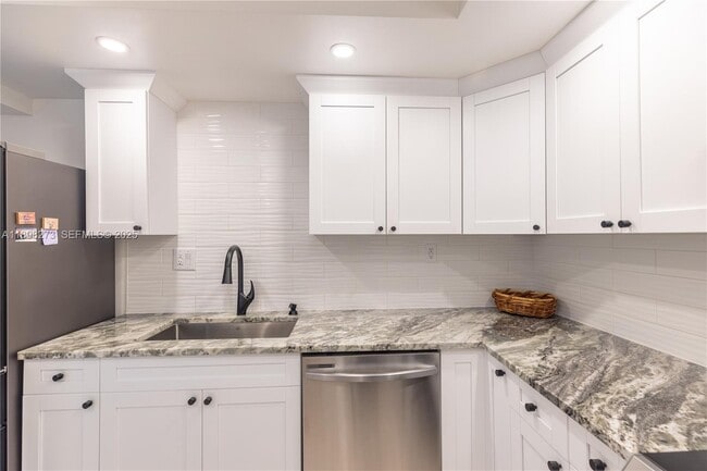 Building Photo - 525 N Ocean Blvd