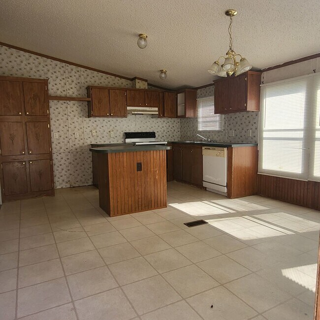 Building Photo - 710 Blue Bird Dr