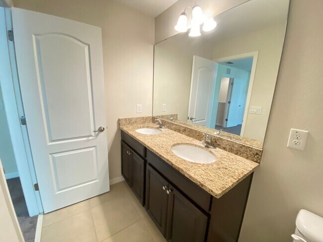 Building Photo - Beauiful Townhome in Tuscany Place. This i...