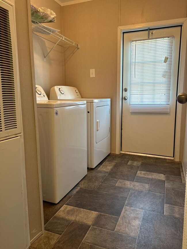Building Photo - Move in Ready - 2 Bedroom/2 Bath