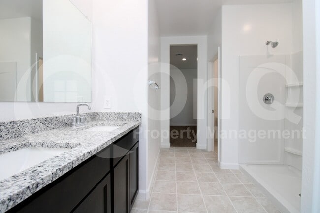 Building Photo - 2079 W Sable Ave