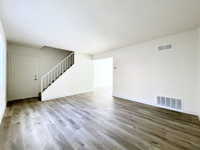 Building Photo - Fully Remodeled Fire Mtn. Townhome w/ Garage!