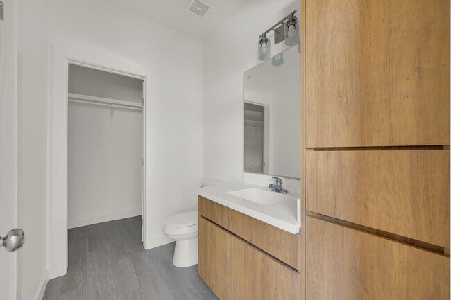 Building Photo - Platinum Apts