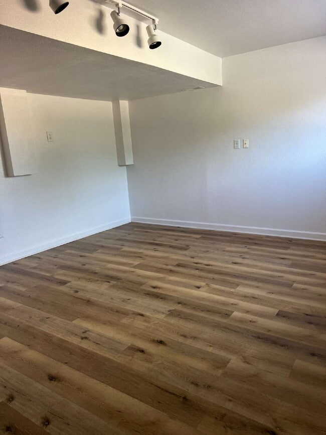 Building Photo - 4 bedroom single family home!