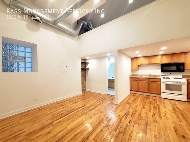 Primary Photo - Spacious Pilsen 2 bedroom 1 bath with bonu...