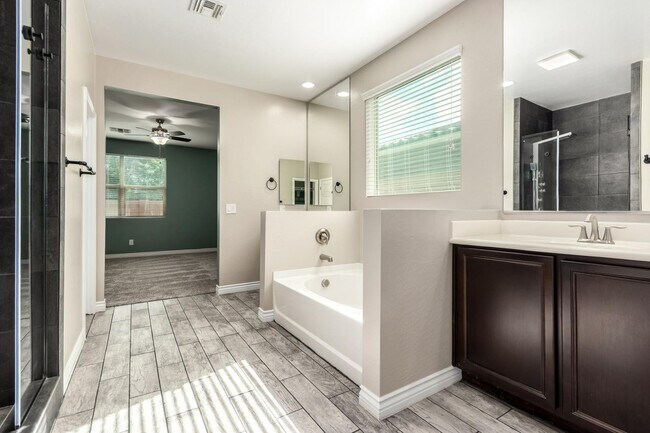 Building Photo - 1035 Carlsbad Dr