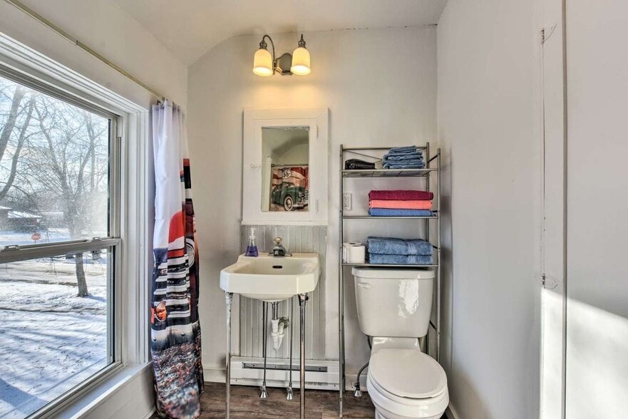 Bathroom - 1012 10th St E