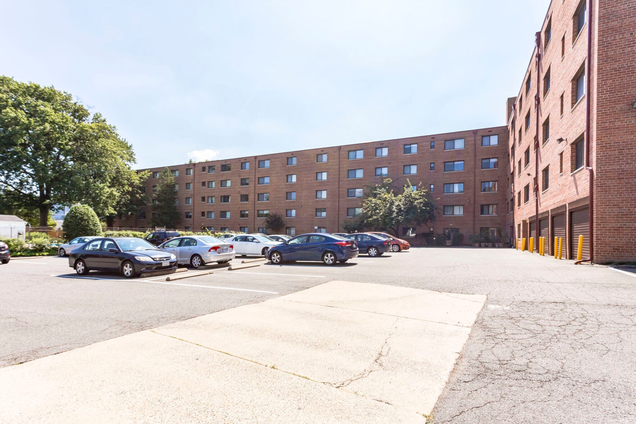 Large Parking Lot - 3515 Washington Blvd