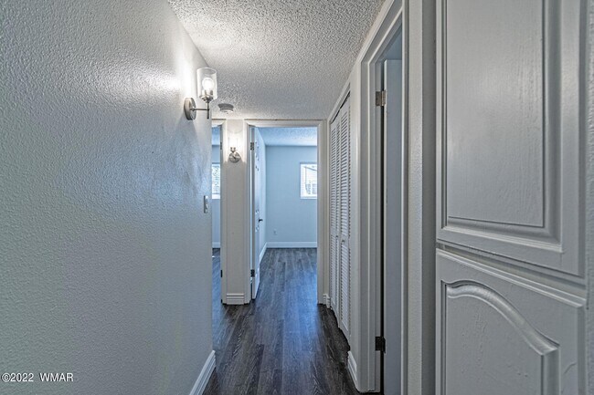 Building Photo - 580 N 9th Dr