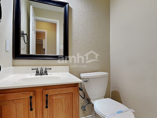 Building Photo - 105 Paige Bend