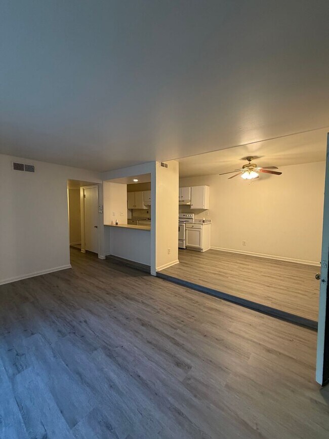 Building Photo - Charming 2 Bedroom, 2 Bath Condo available in South Charlotte!