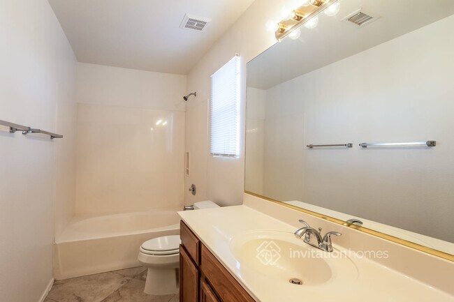 Building Photo - 2153 S Raven Cir