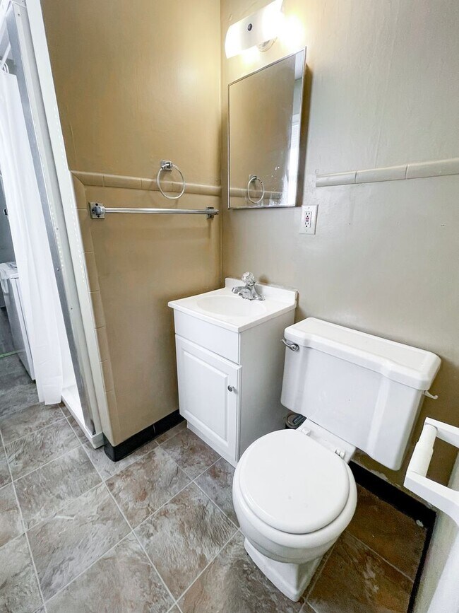Building Photo - Dishwasher Included