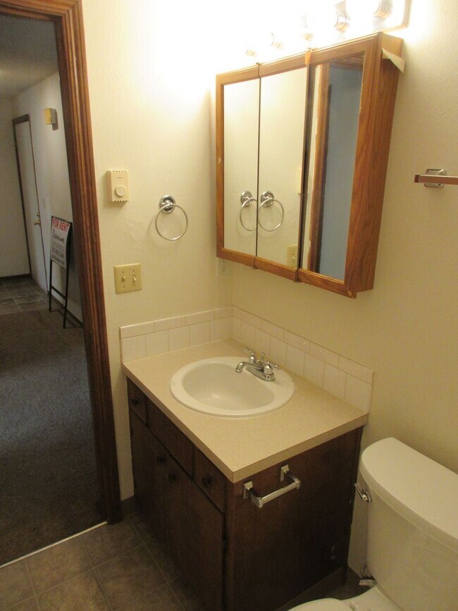 Building Photo - Two Bedroom Apartment Close to Downtown