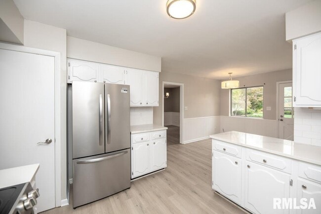 Building Photo - 9019 N Locust Ln