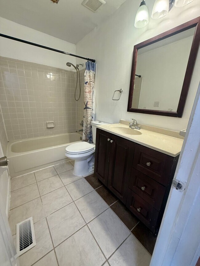 Building Photo - Beautiful 3-Bedroom, 2.5-Bathroom Townhous...