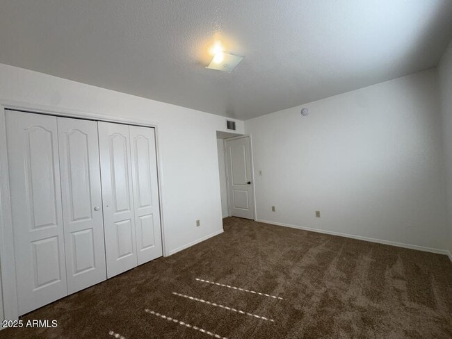 Building Photo - 4865 E Kensington St