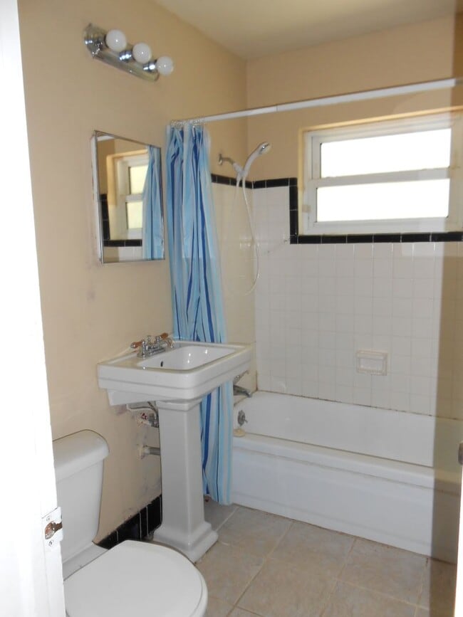 Building Photo - 1606 Airport Dr