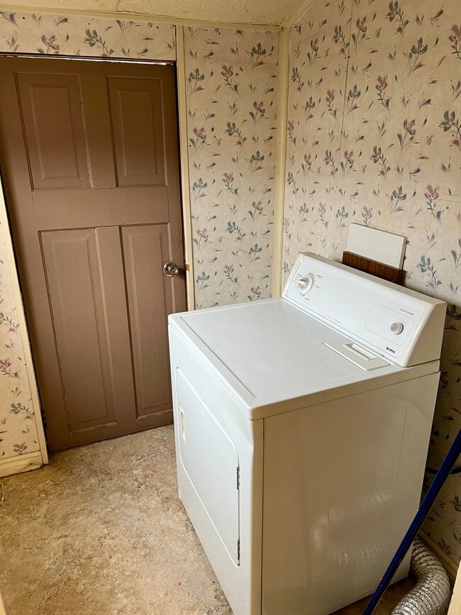 Building Photo - Charming 2 Bed 1 Bath Duplex Located in the Mansion District!