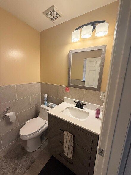Building Photo - 427 Lackland Ave