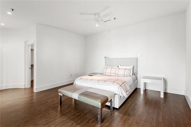 Building Photo - 3338 Peachtree Rd NE