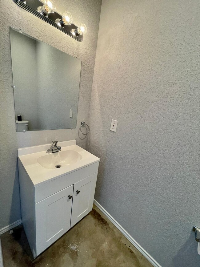 Building Photo - 6906 Crestway Dr