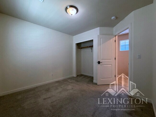 Building Photo - Modern Roseville Living – 3 Bed | 2.5 Bath |