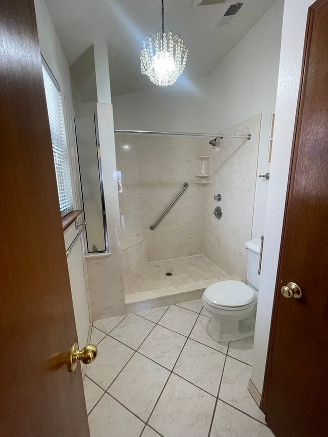 Building Photo - 3 Bedroom Near Mariposa Park