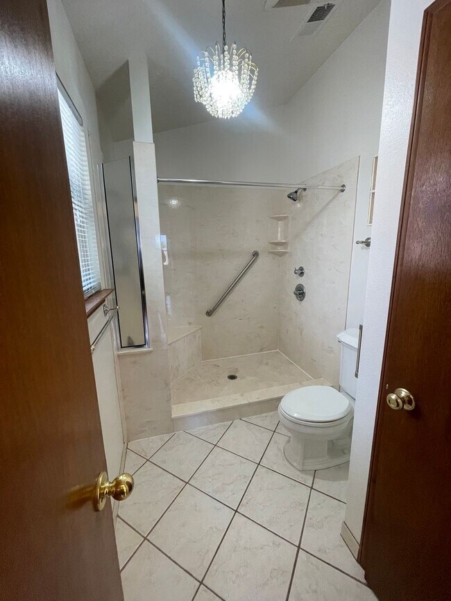 Building Photo - 3 Bedroom Near Mariposa Park in Taylor Ranch