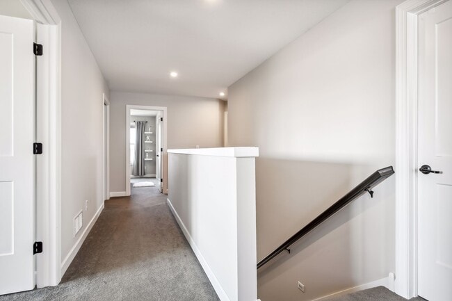 Building Photo - 2275 Lakeshore Point Dr N E