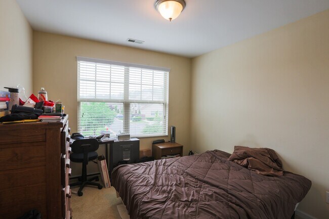 Building Photo - 3 bedroom townhome just minutes from Duke!! Located in the popular Thompson Ridge Community!