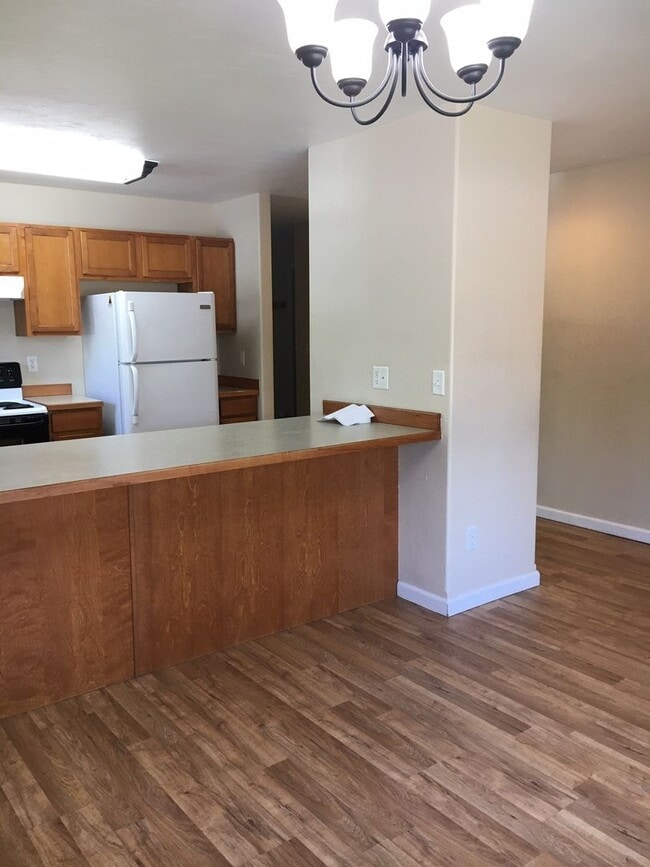 Building Photo - 4 Bedroom 2 Bathroom House - Close to MSU Campus