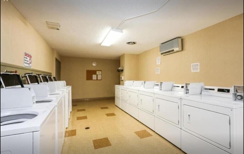Building Photo - 1601 N Innsbruck Dr